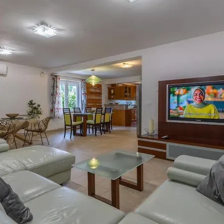 Gigi By Guide Villa *